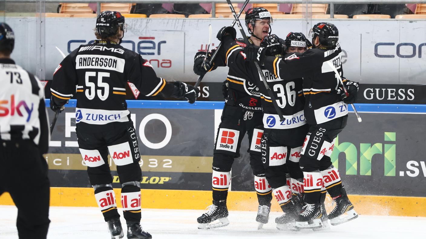 Quenneville festeggiato alla grande dopo la prima rete in stagione