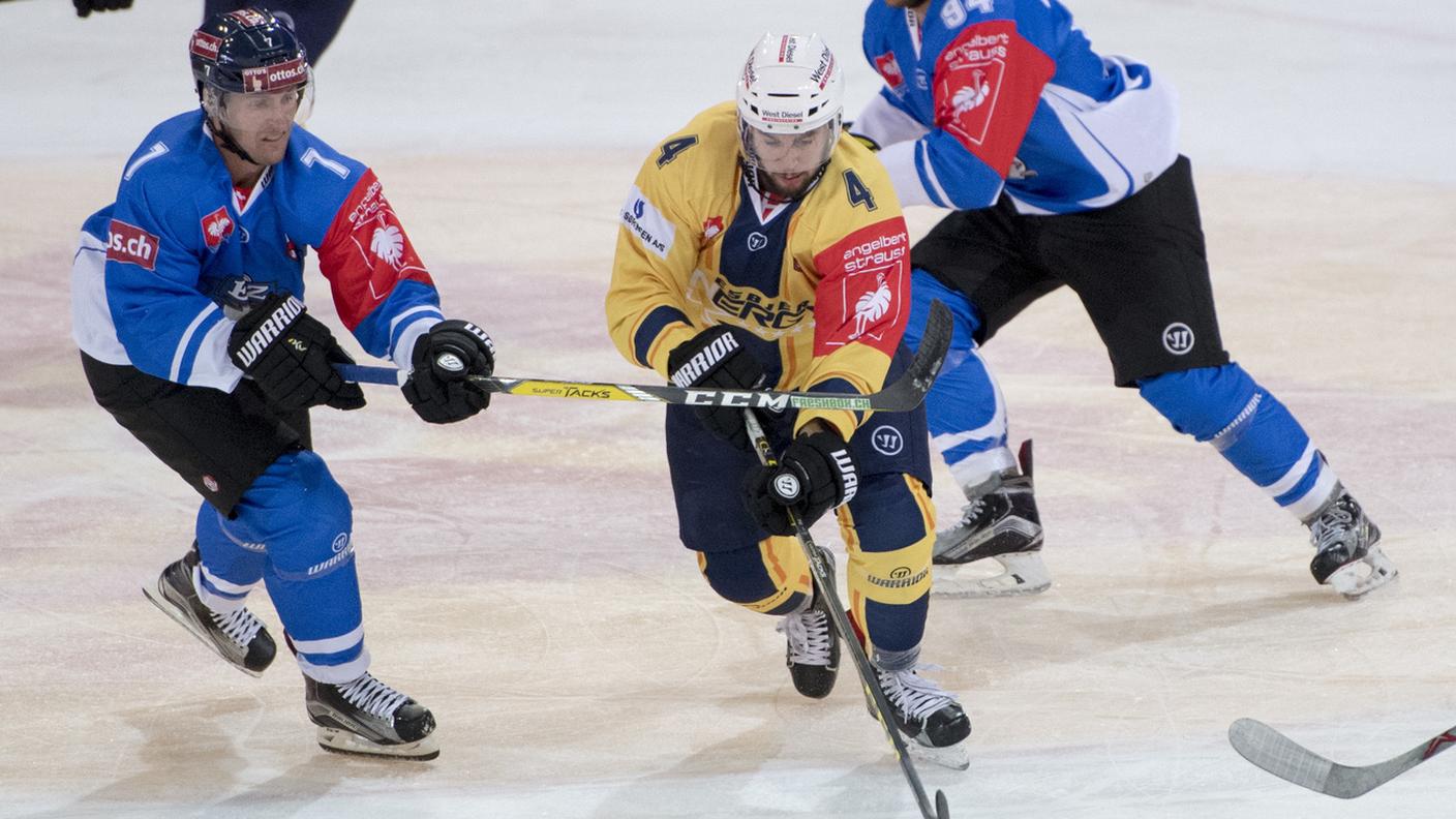 Con la maglia dell'Esbjerg contro lo Zugo