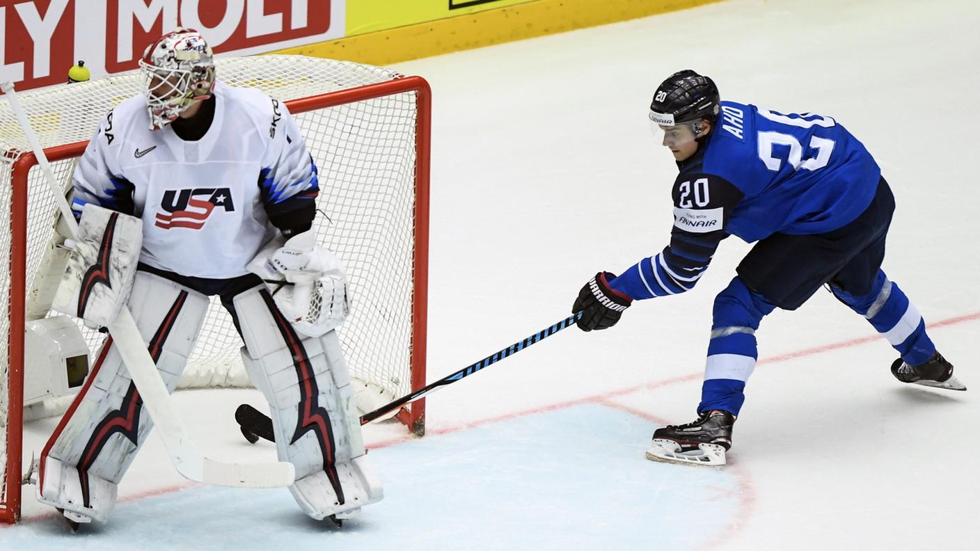 Il curioso 2-0 di Aho, autore di una tripletta