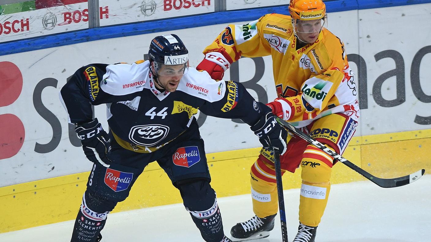 Nick Plastino in lotta con Toni Rajala