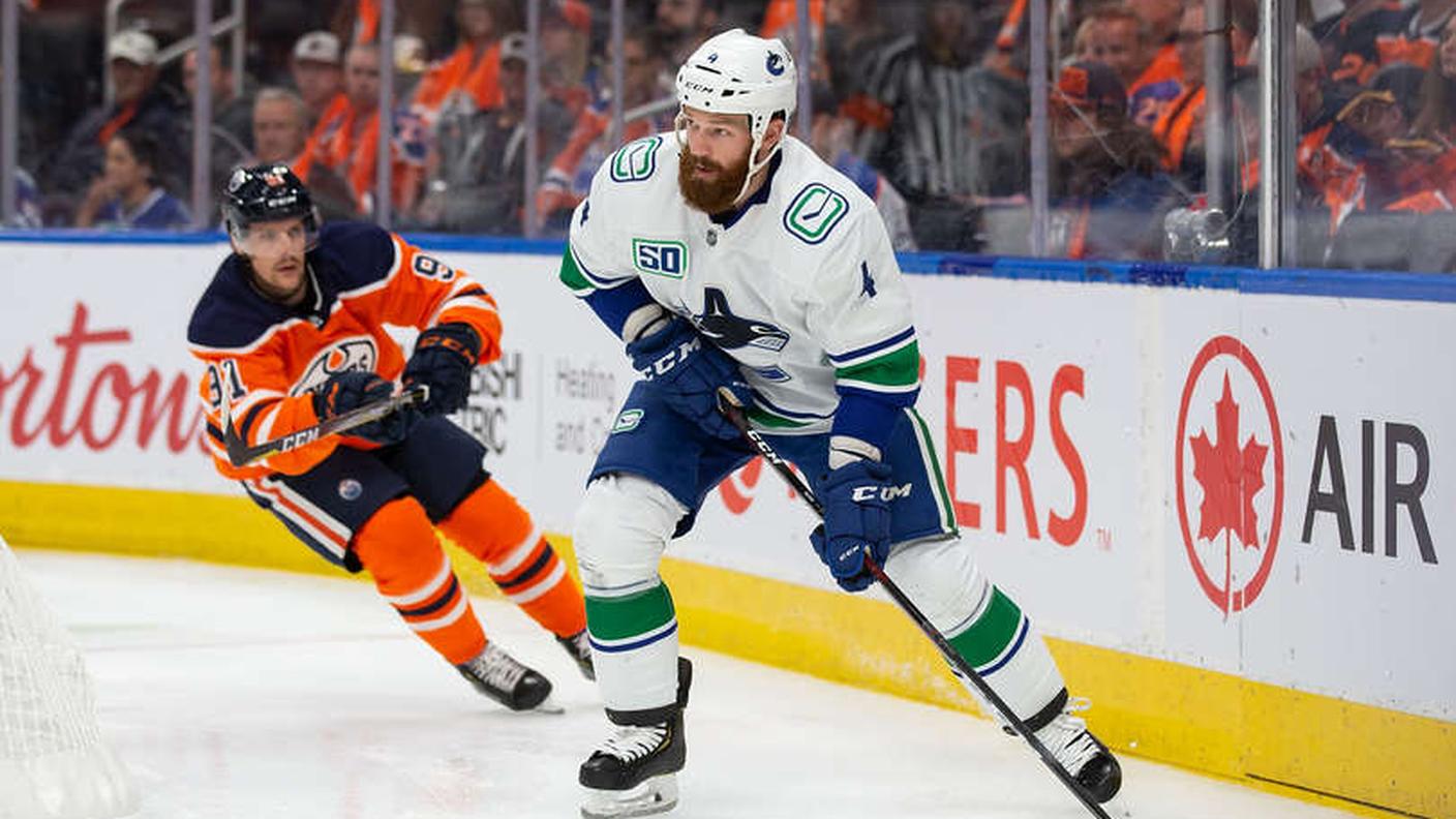 Il giurassiano, in secondo piano, tenta di contrastare Jordie Benn