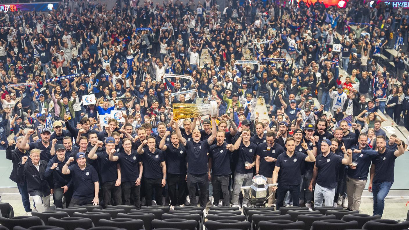 La festa coi tifosi alla Swiss Life Arena