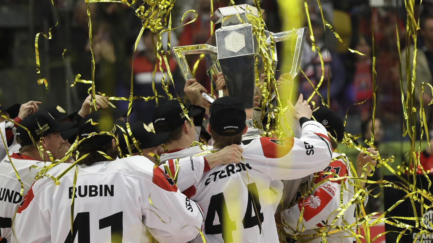 I giocatori del Frölunda con l'ultimo trofeo