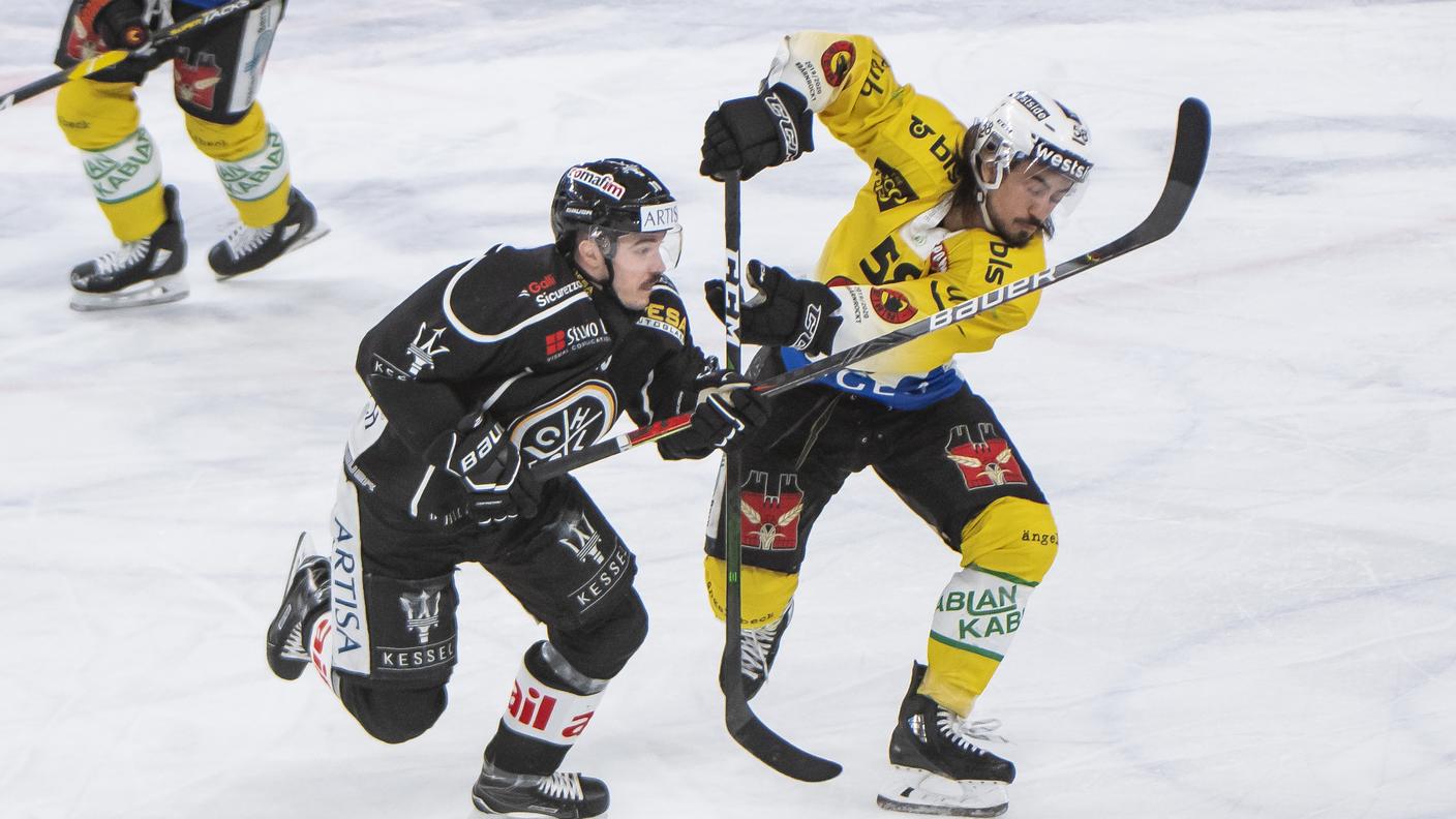 Bertaggia in lotta per il puck con Blum