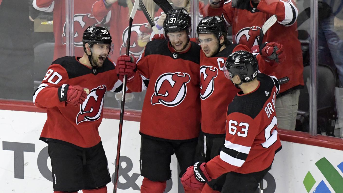 Il capitano dei Devils festeggiato dai compagni