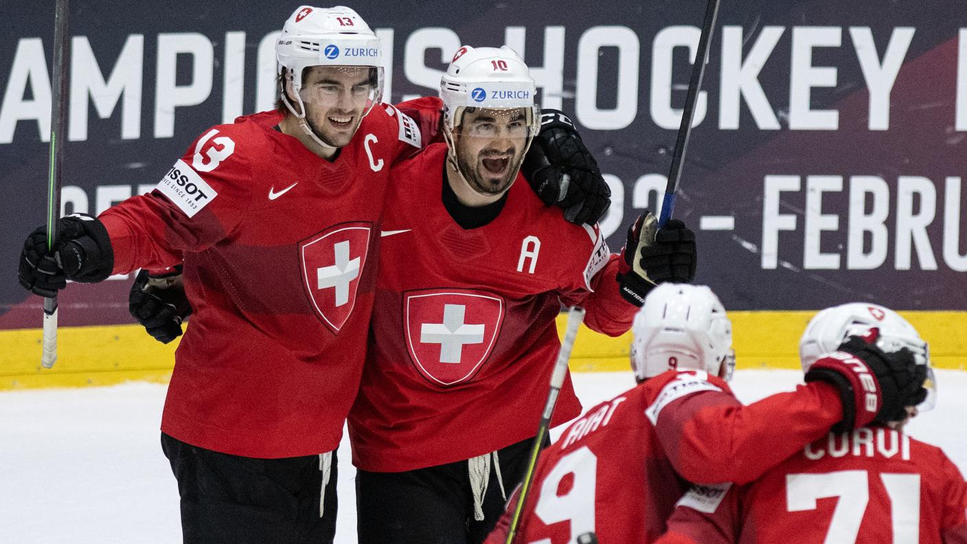 Ambühl festeggiato dai compagni dopo il provvisorio 3-2