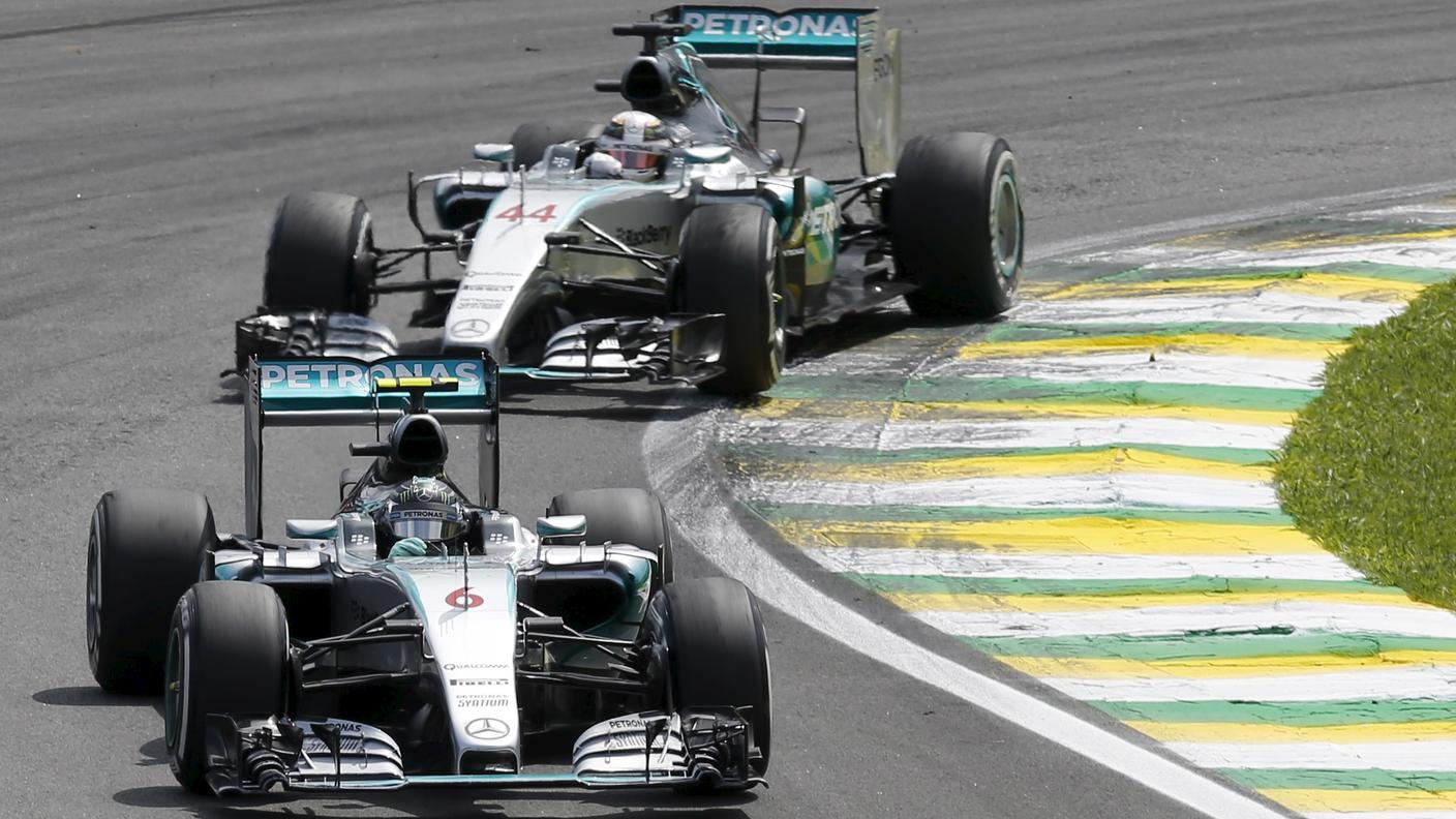Mercedes davanti, come da copione