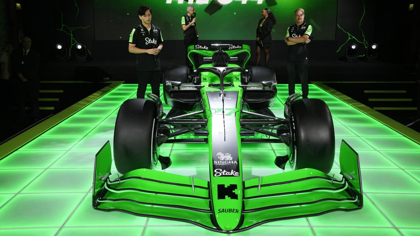 Zhou e Bottas affianco alla vettura
