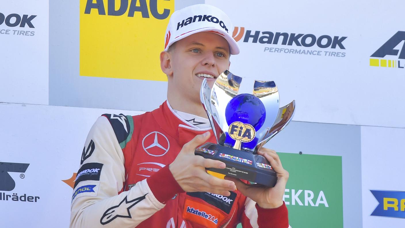Con il trofeo di campione europeo di Formula 3