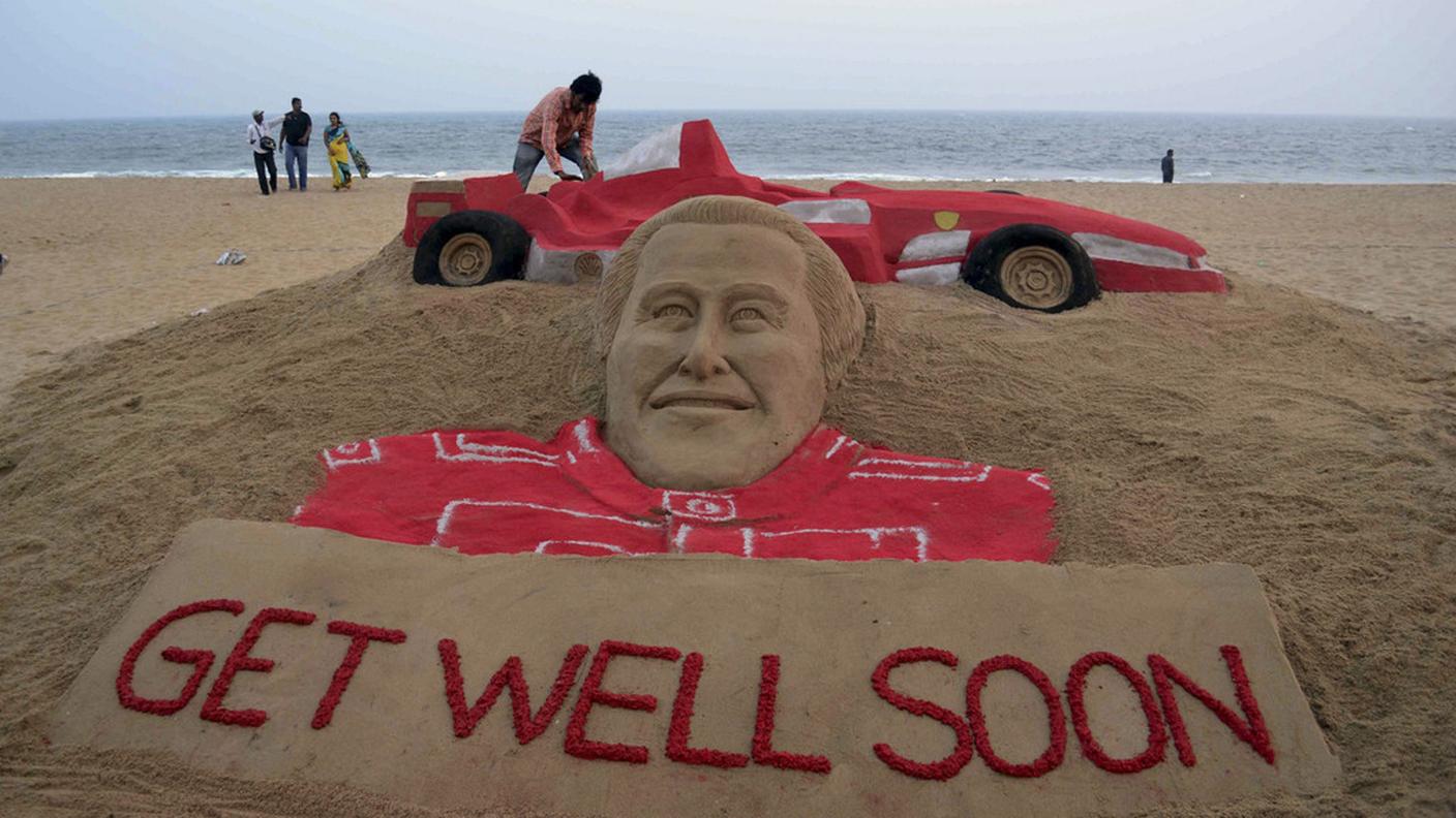L'opera d'arte beneaugurante creata su una spiaggia indiana