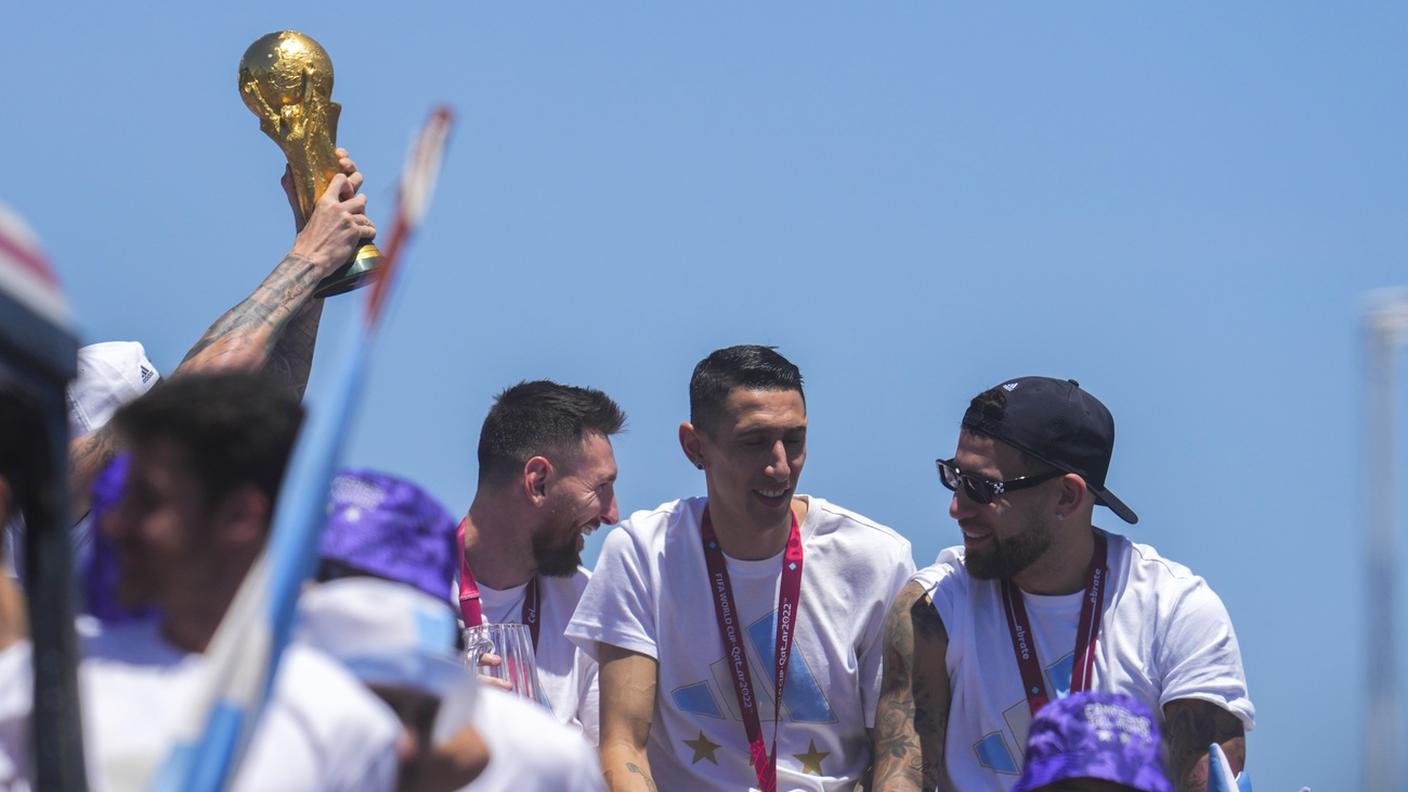 I festeggiamenti sul bus della squadra