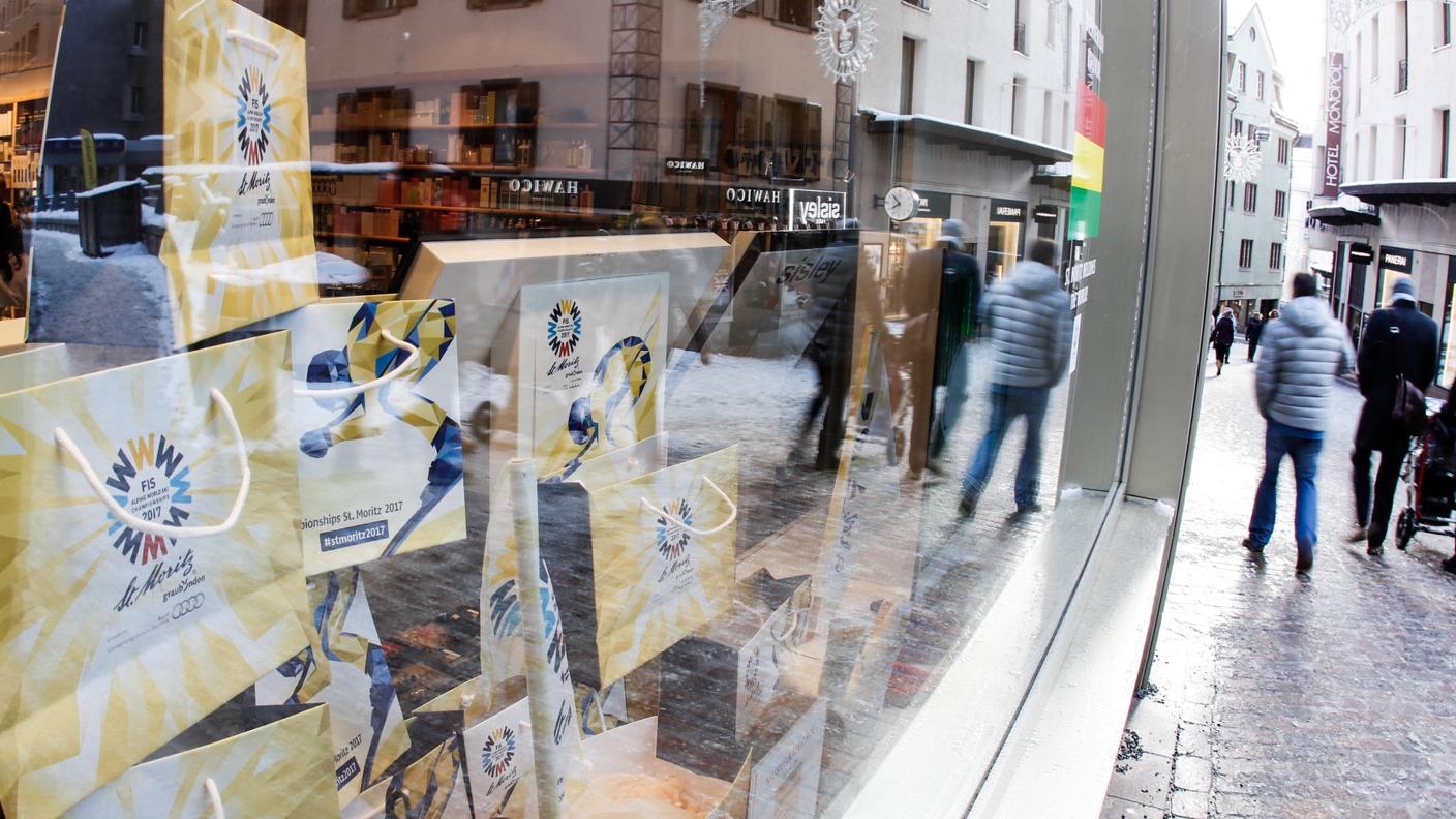 Le vetrine dei negozi sono a tema, anche in farmacia