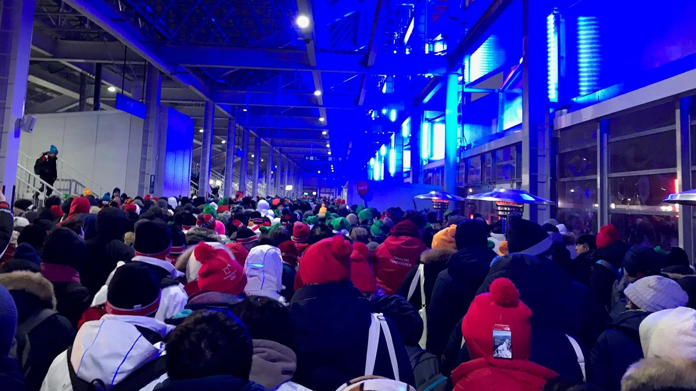 Tutti in fila ordinatamente per... uscire