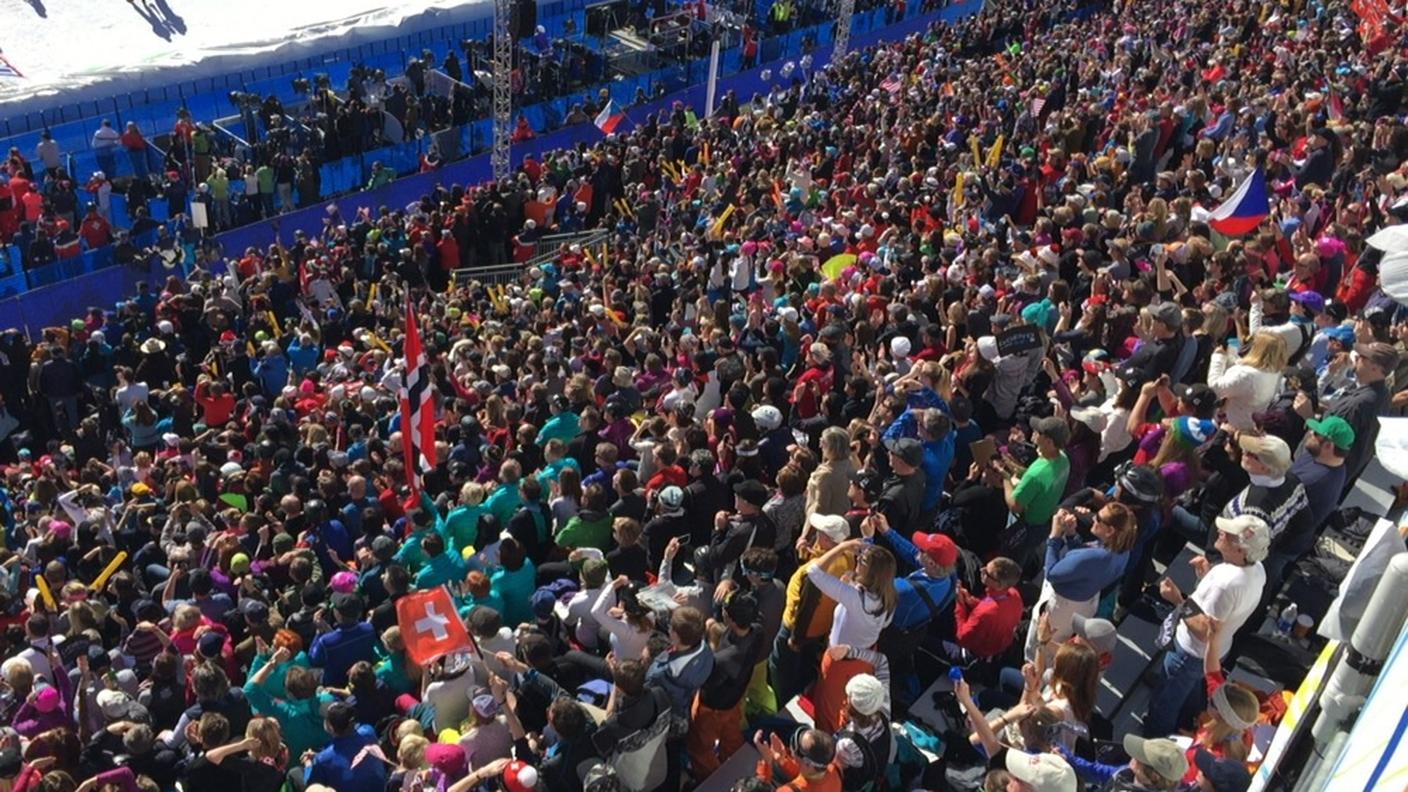 Una bandiera rossocrociata emerge dal tifo USA