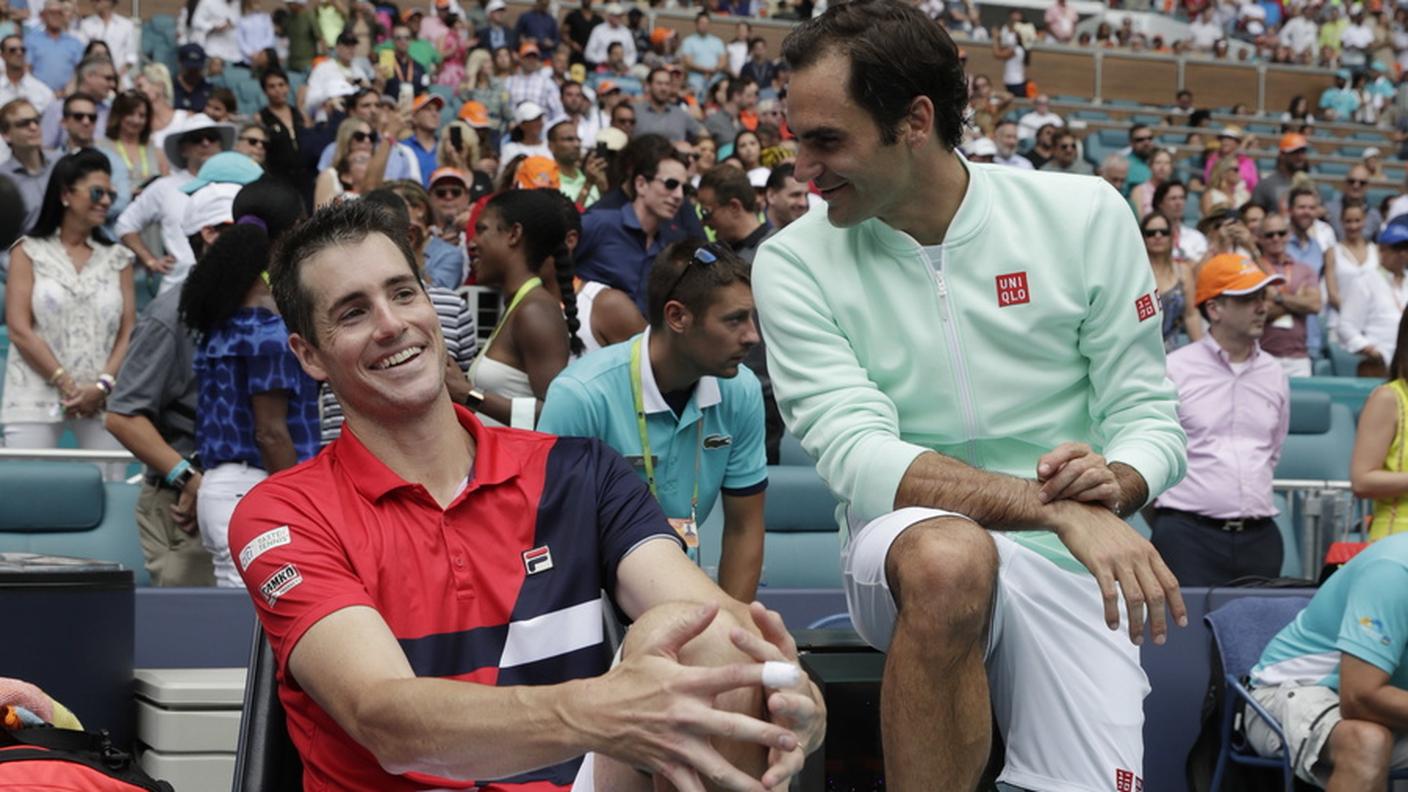 Il basilese scherza con Isner prima di essere premiato