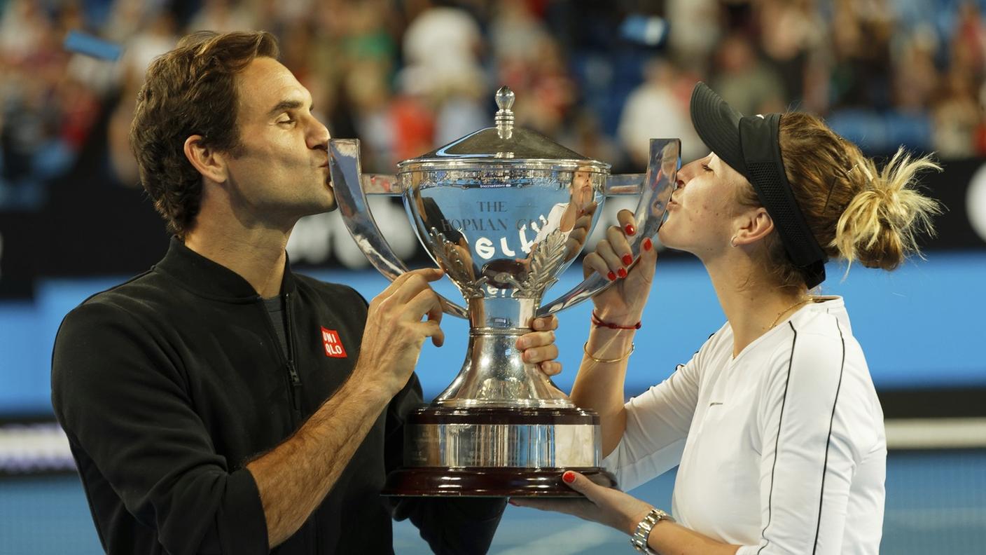 Roger Federer e Belinda Bencic con il trofeo conquistato nel 2018 e nel 2019