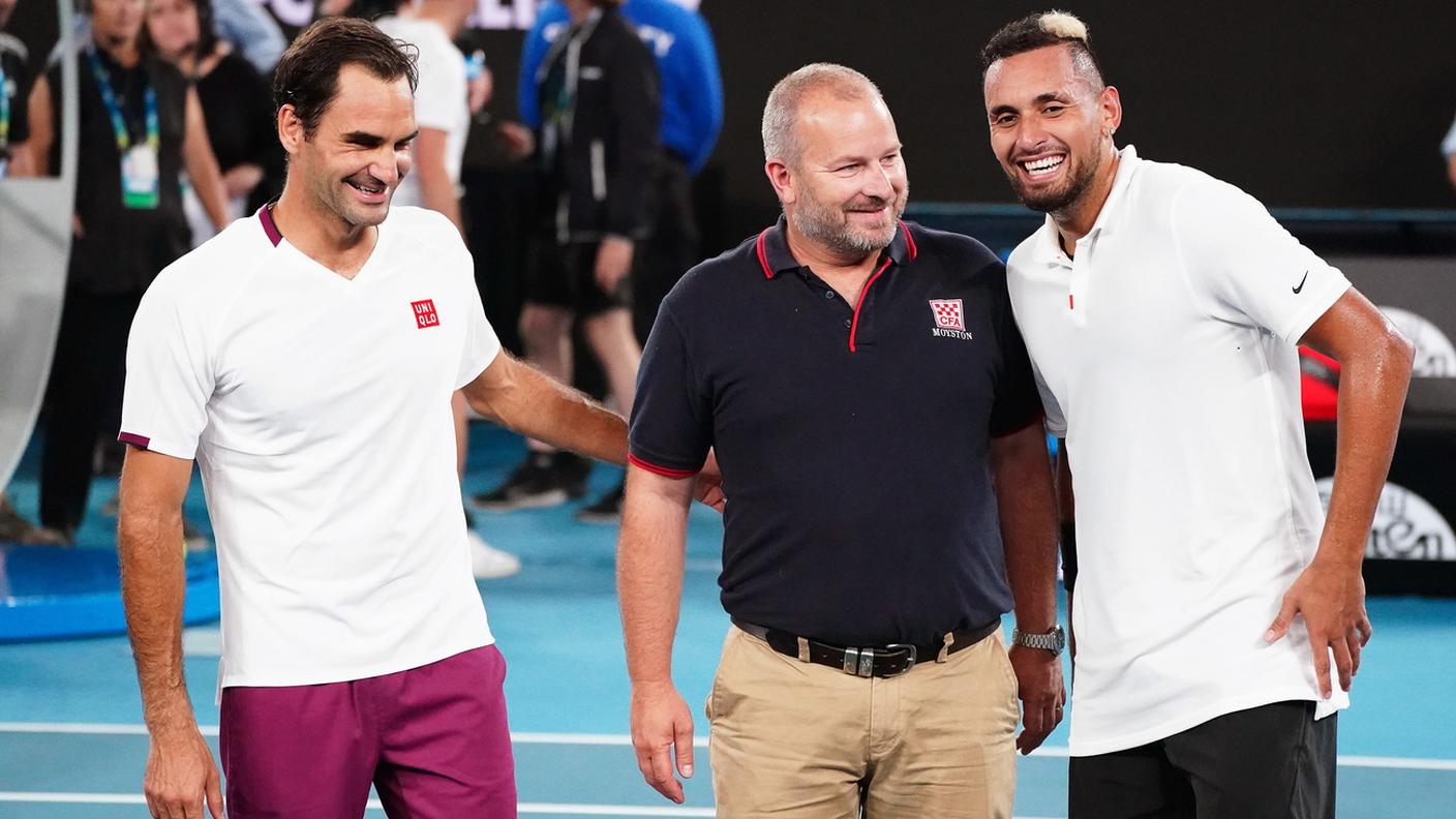 Il basilese scherza con un rappresentante dei pompieri e Kyrgios
