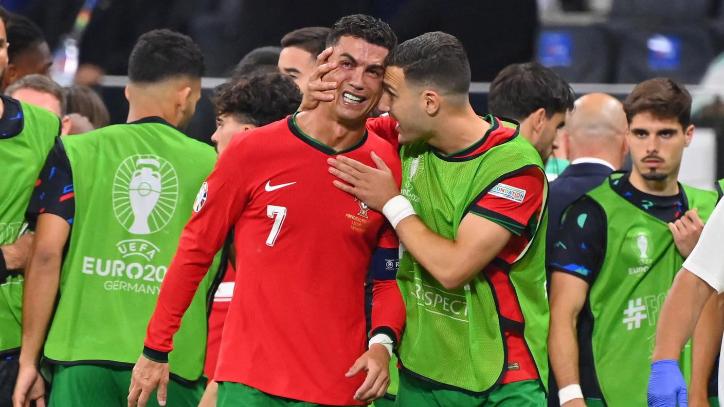 Cristiano Ronaldo consolato da Diogo Dalot