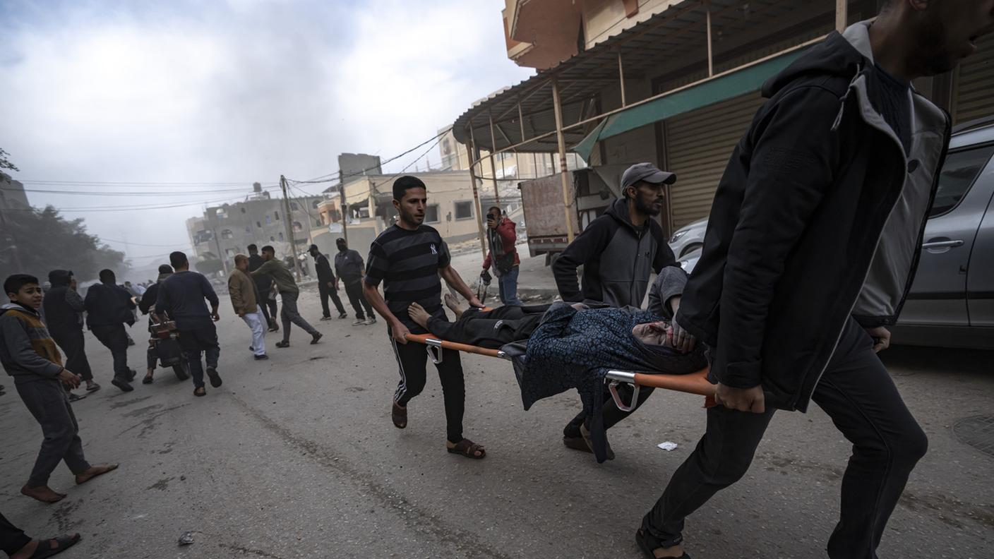 Trasporto di una donna palestinese ferita a Rafah, sud della striscia di Gaza.
