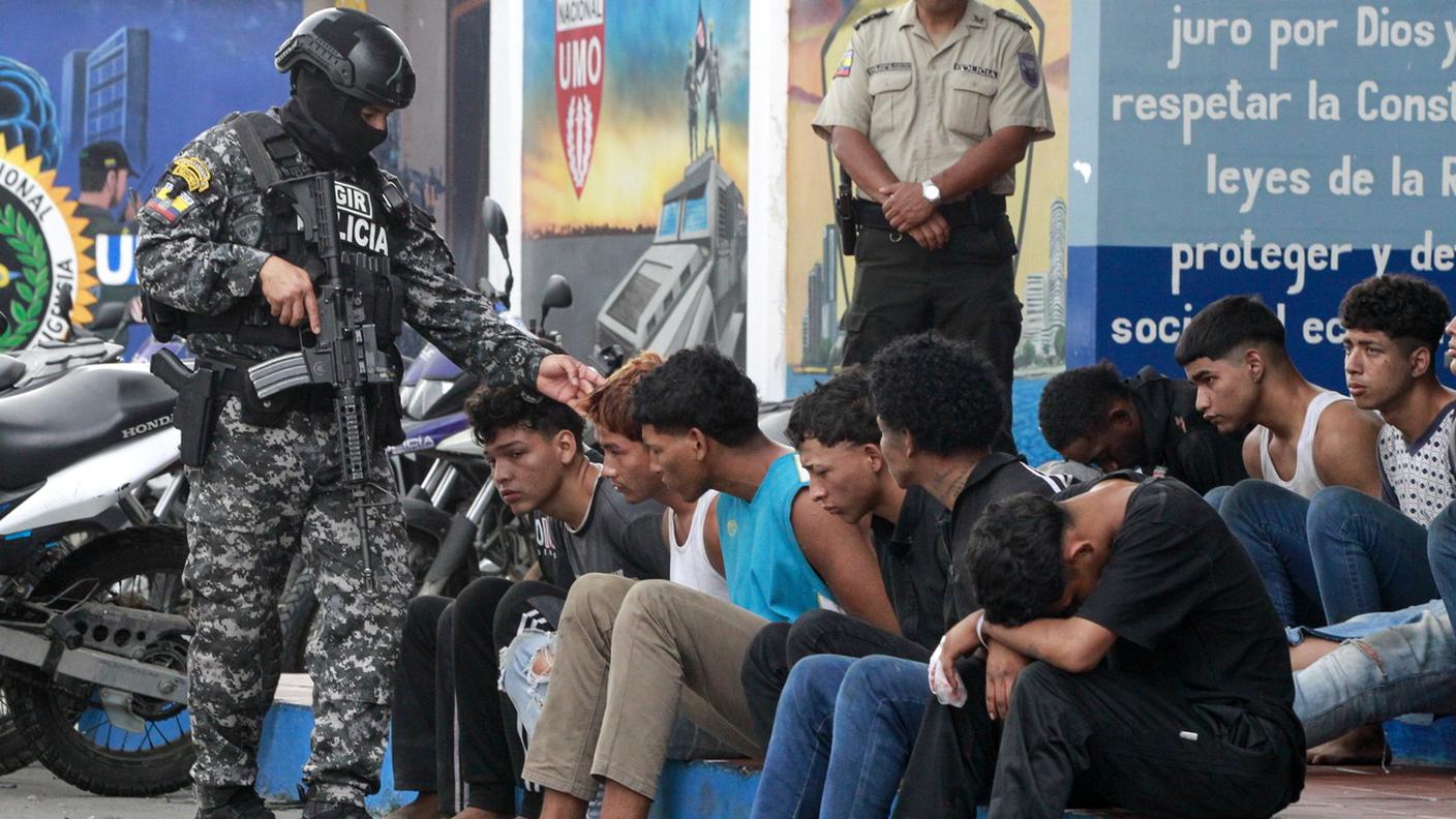 Membri di un gruppo armato in arresto a Guayaquil, Ecuador, 10 gennaio 2024