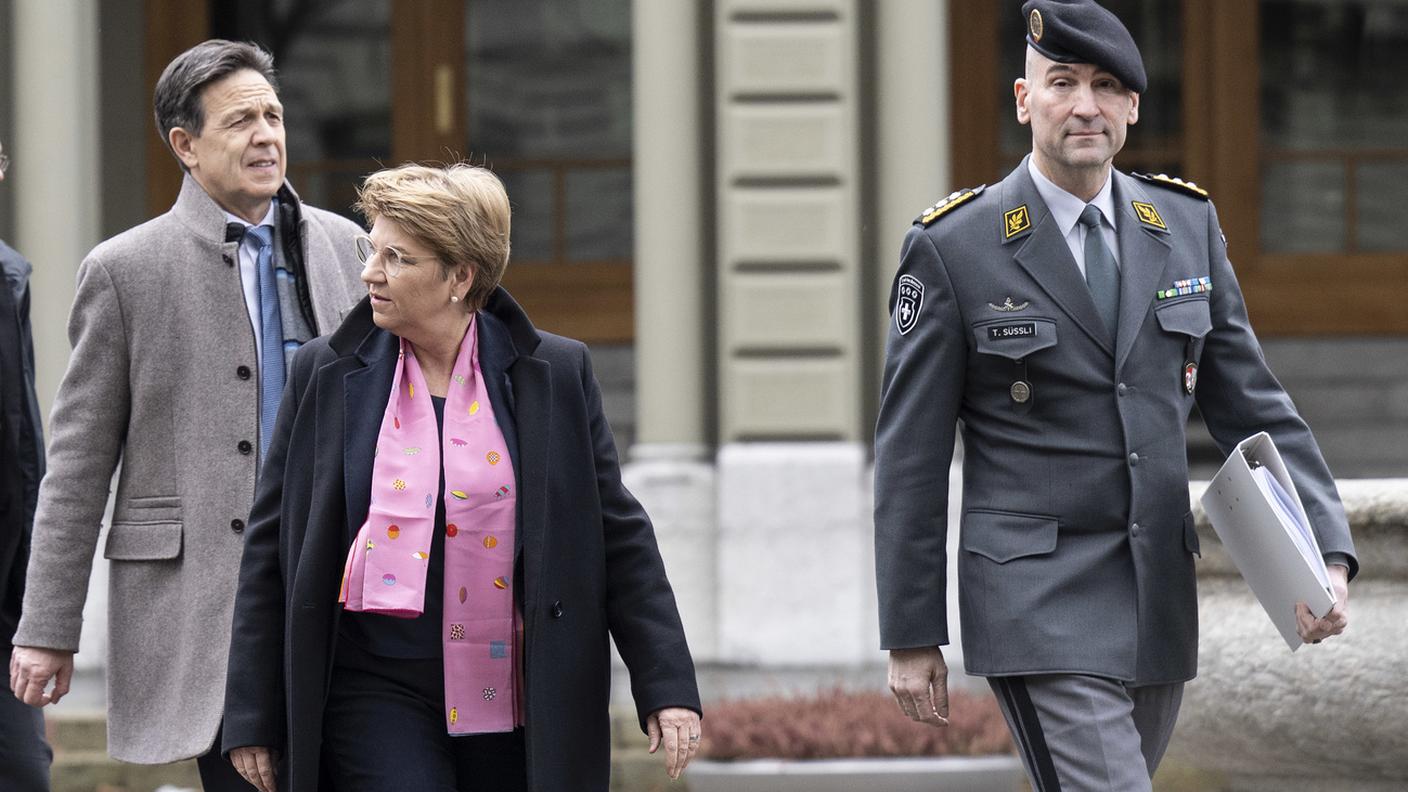 Christian Dussey, Viola Amherd e Thomas Süssli in cammino fuori da Palazzo Federale