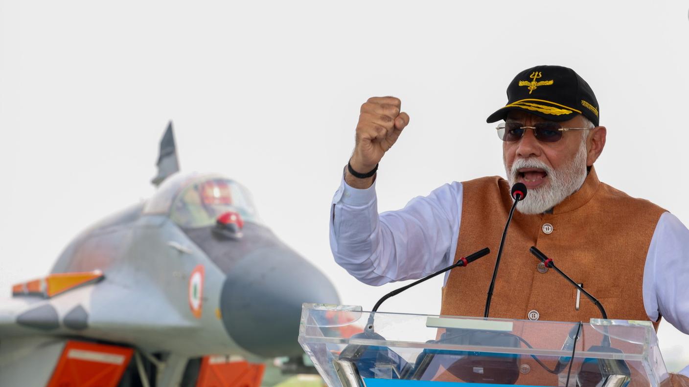 Primo Ministro indiano Narendra Modi, in visita alla base militare di Adampur 