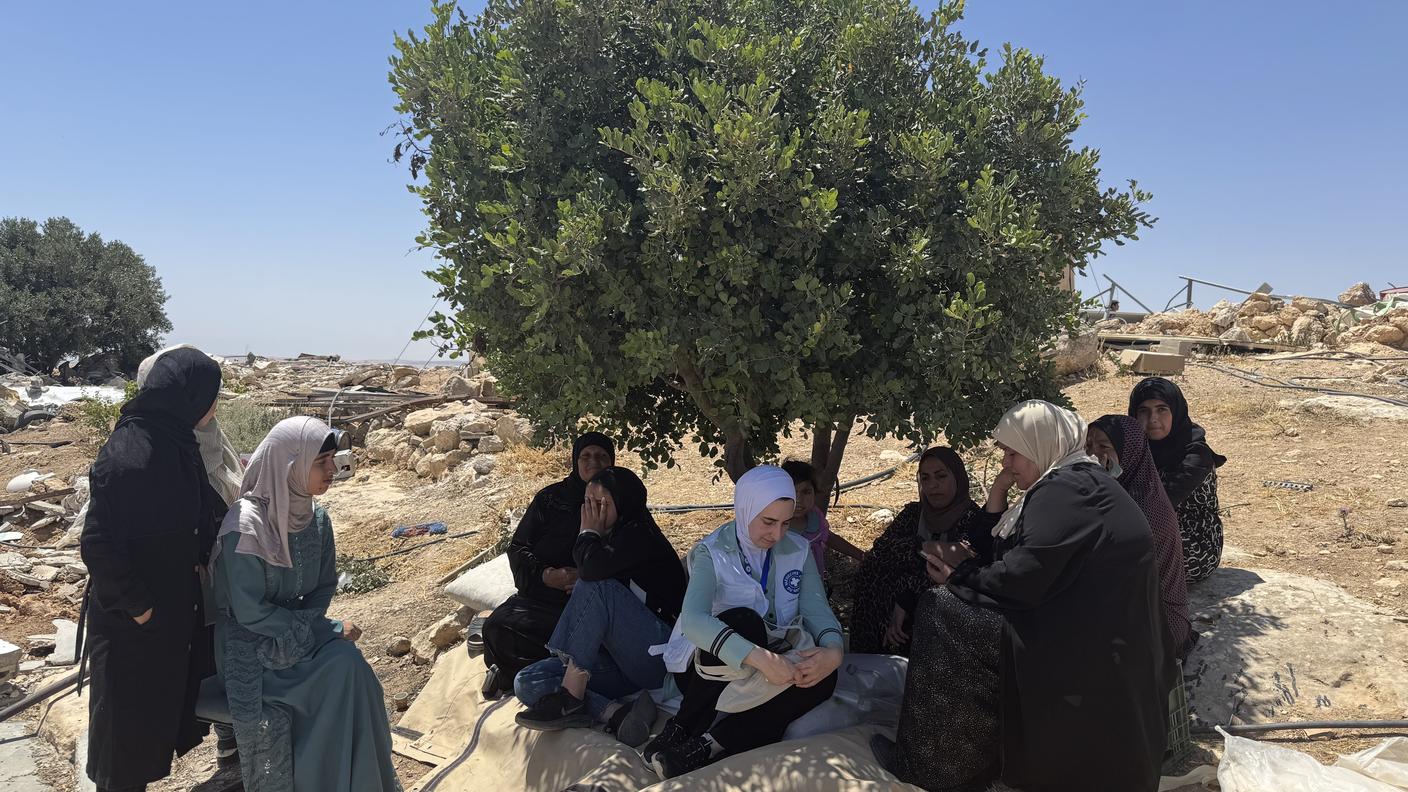 Riunione sotto un albero, villaggio palestinese di Khalet Dabaa (Masafer Yatta), Cisgiordania 