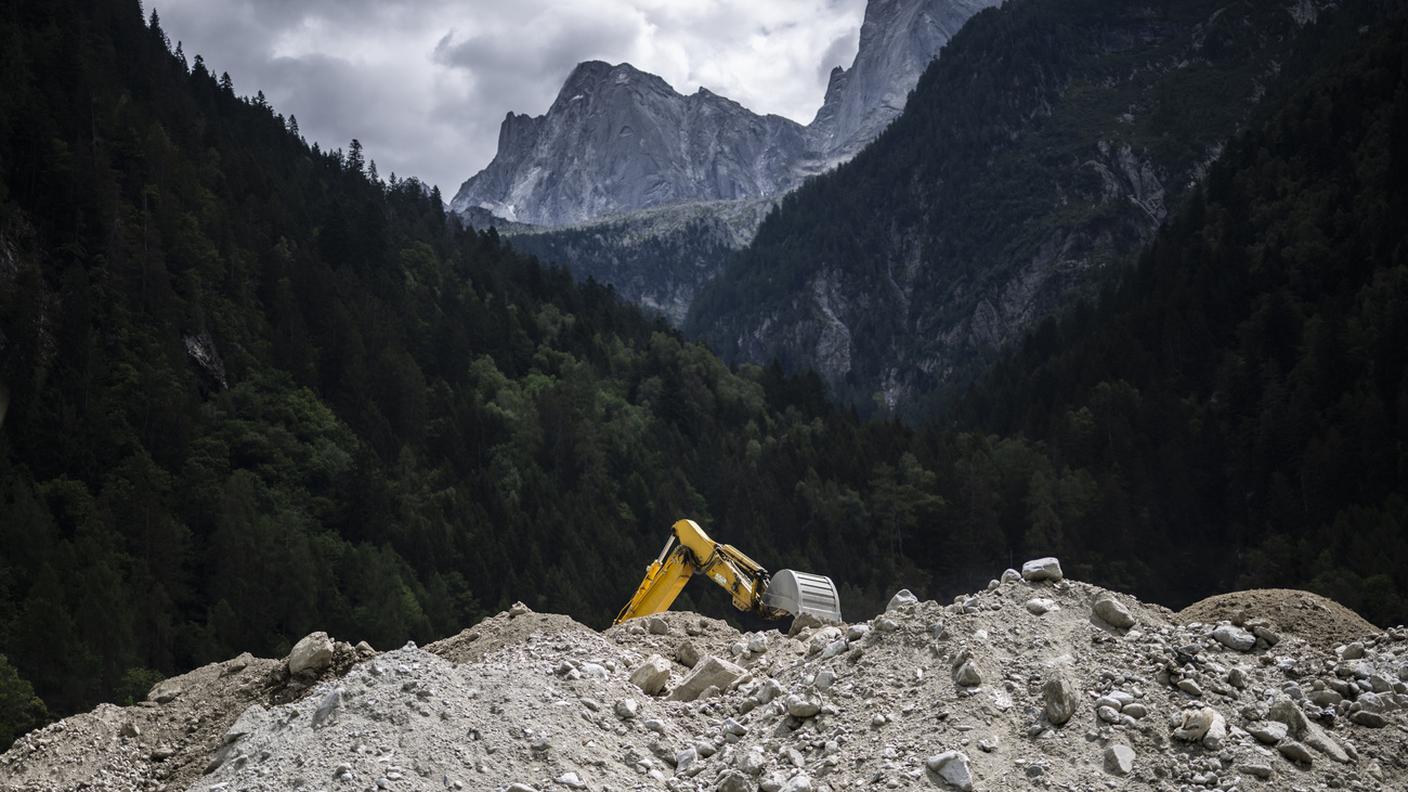 Lavori di sgombero a Bondo (GR), sotto il Pizzo Cengalo
