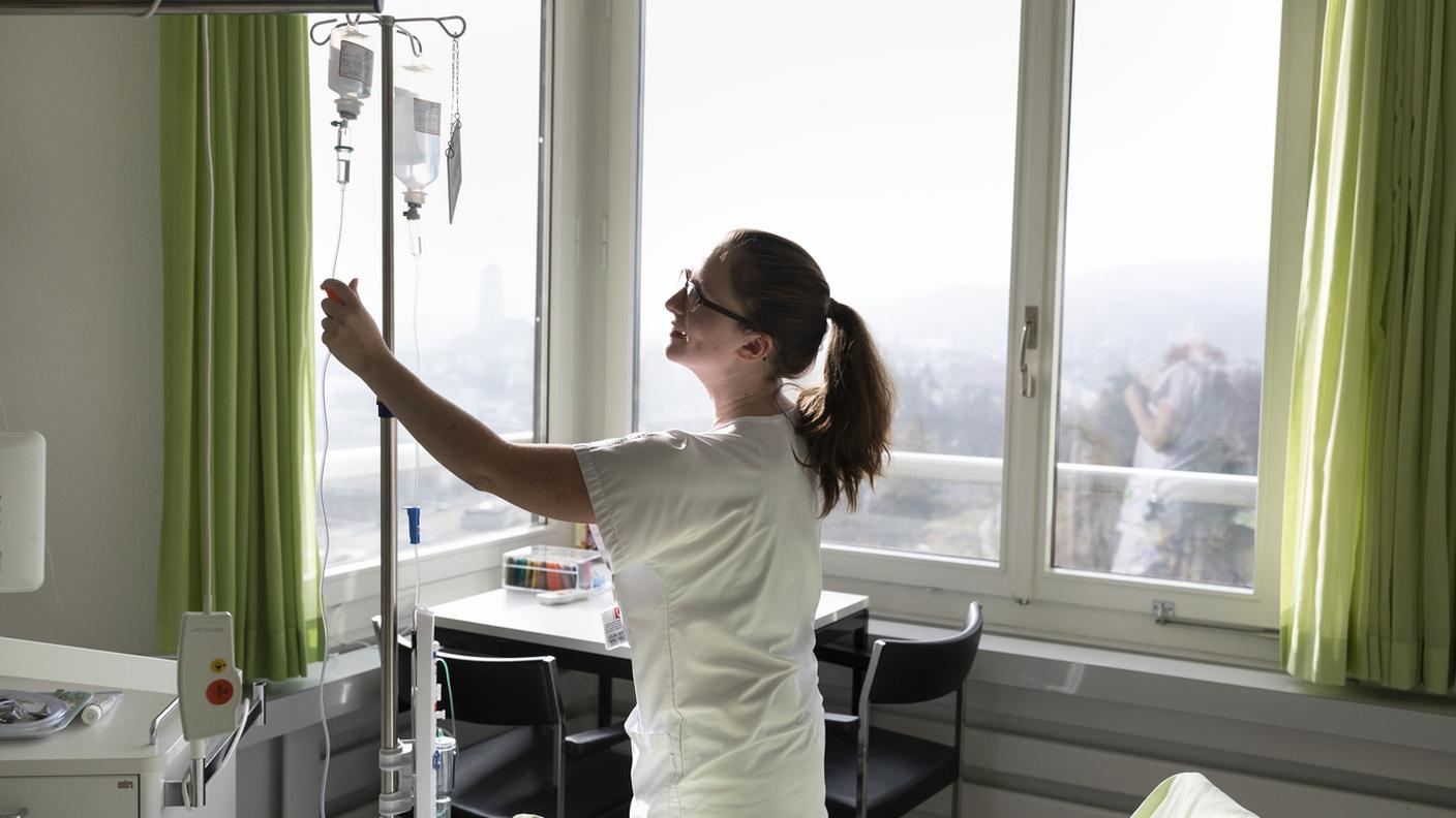 Infermiera prepara una terapia endovenosa all'Inselspital di Berna