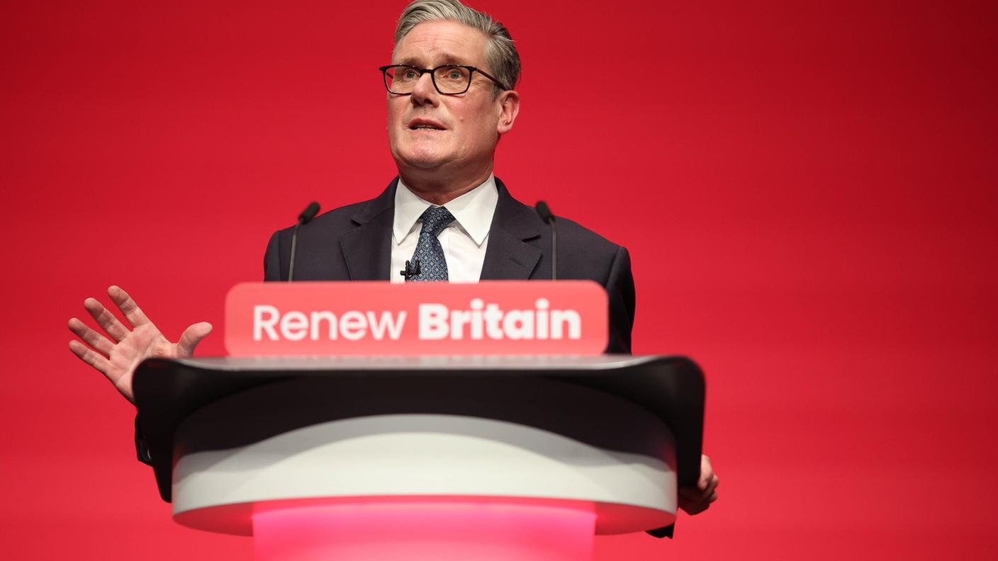 Il premier britannico Keir Starmer durante un comizio del Labour Party a Liverpool (2025)